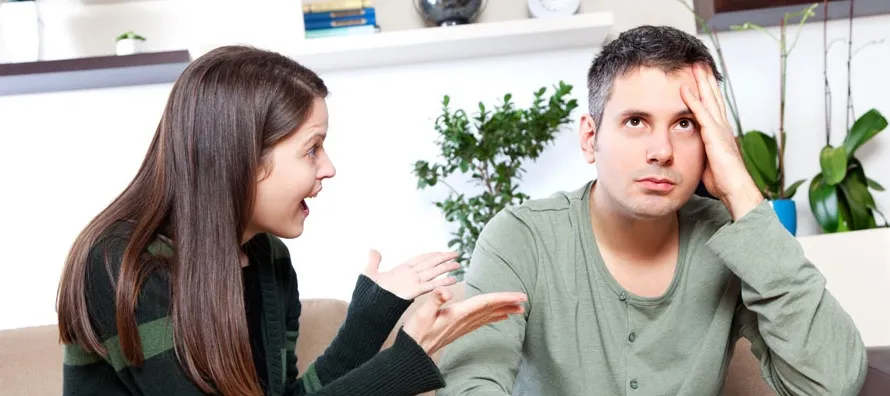 Homme et femme en discussion - les choses a ne jamais dire a une femme pour preserver son couple