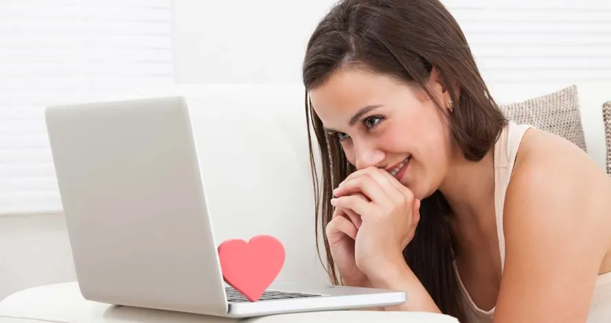 Conseils pratiques pour reussir ses rencontres en ligne - couple souriant devant un ecran