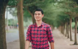 Couple souriant illustrant l importance d une bonne photo de profil pour les sites de rencontre en ligne