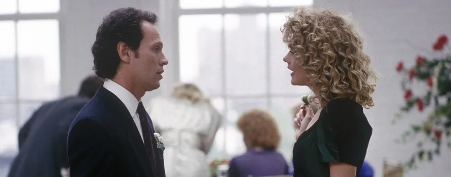 Couple regardant un film romantique ensemble sur un canape - soiree seduction cinema