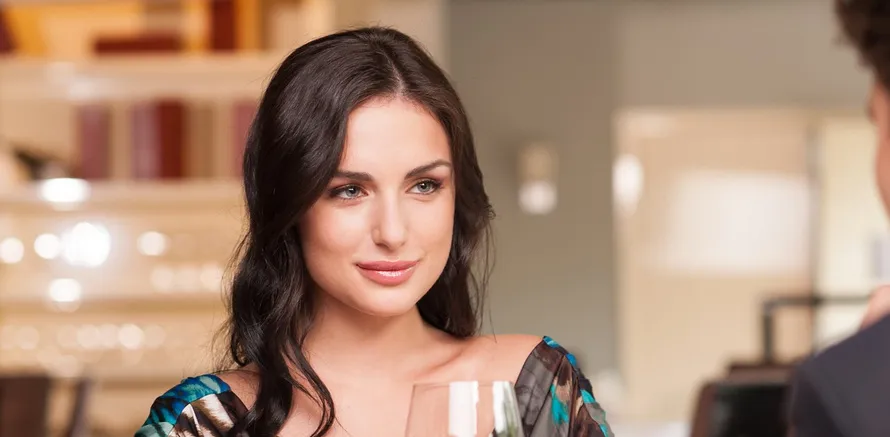 Femme souriante se preparant pour un premier rendez-vous amoureux