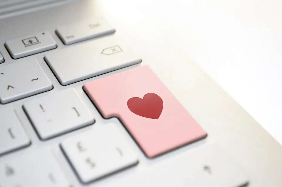 Coeur rouge sur un clavier d'ordinateur symbolisant la rencontre amoureuse en ligne