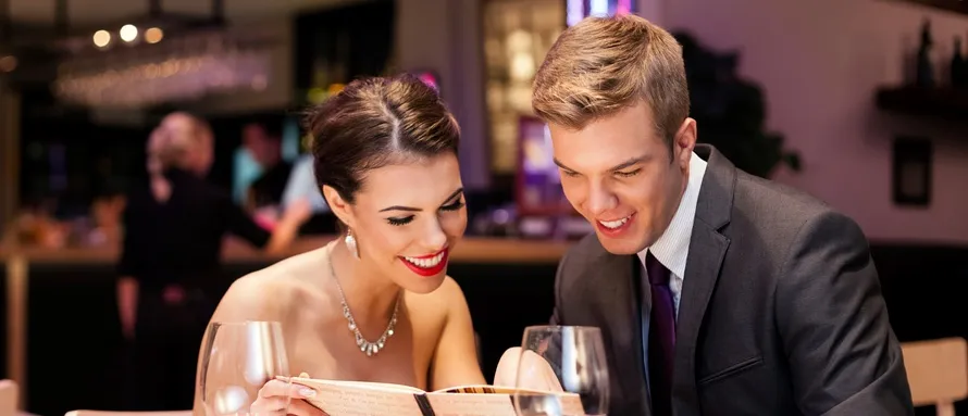 Idees de rendez-vous romantique - couple partageant un moment intime et complice