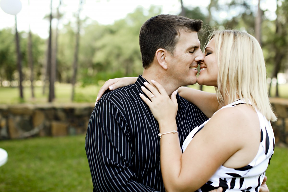 gens fête amour baiser couple romance romantique engagement rendez-vous amoureux la cérémonie content anniversaire Valentin interaction Photographie de portrait