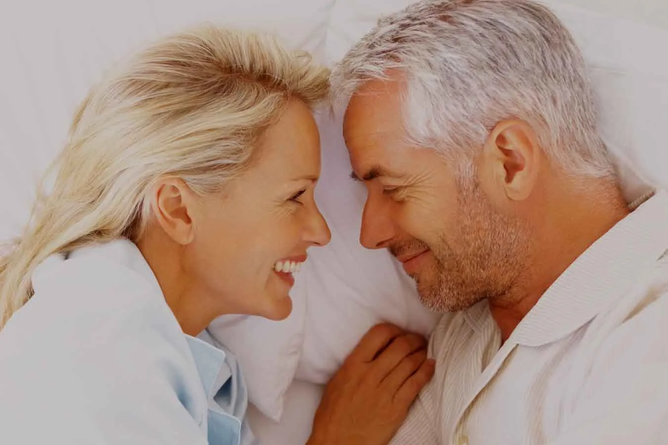 Couple heureux de plus de 50 ans qui a trouve l'amour