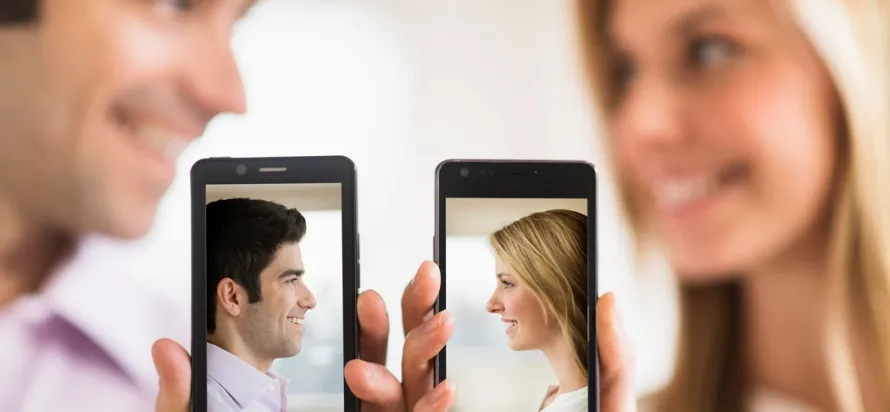 Couple heureux qui s'est rencontre en ligne - guide pour reussir ses rencontres sur internet